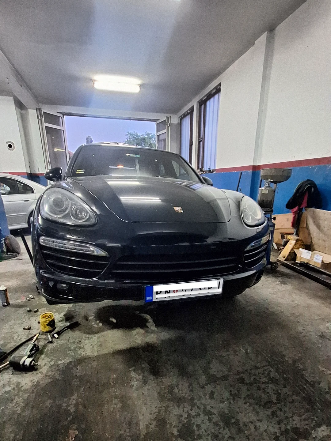 Porsche Cayenne u boksu radionice tokom servisa