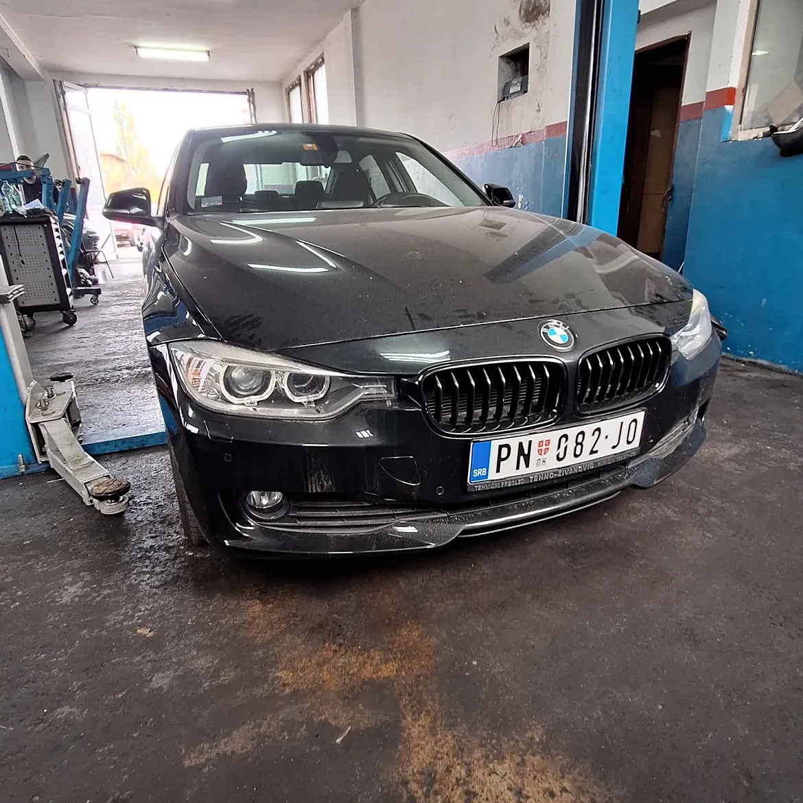 BMW serije 3 na dizalici u radionici Mehanika Krstić u Paraćinu