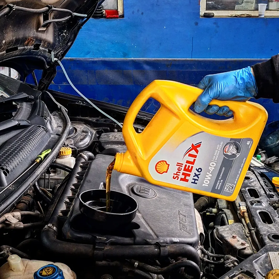 Sipanje novog motornog ulja Shell Helix 10W-40 u motor
